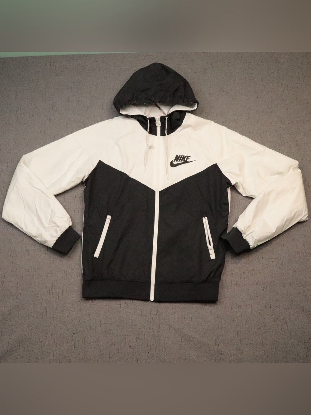 Nike Windrunner Black White Full Zip Hooded Jacket Women’s Size M⁠